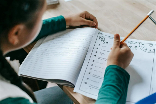 王思聪伦敦大学是自己考的吗？在这里读书难不难？